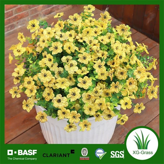 Dzeltens mākslīgo ziedu pušķis